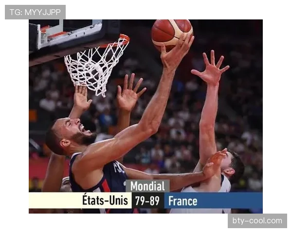 在NBA和FIBA比赛中，防守三秒违例是如何判罚的？